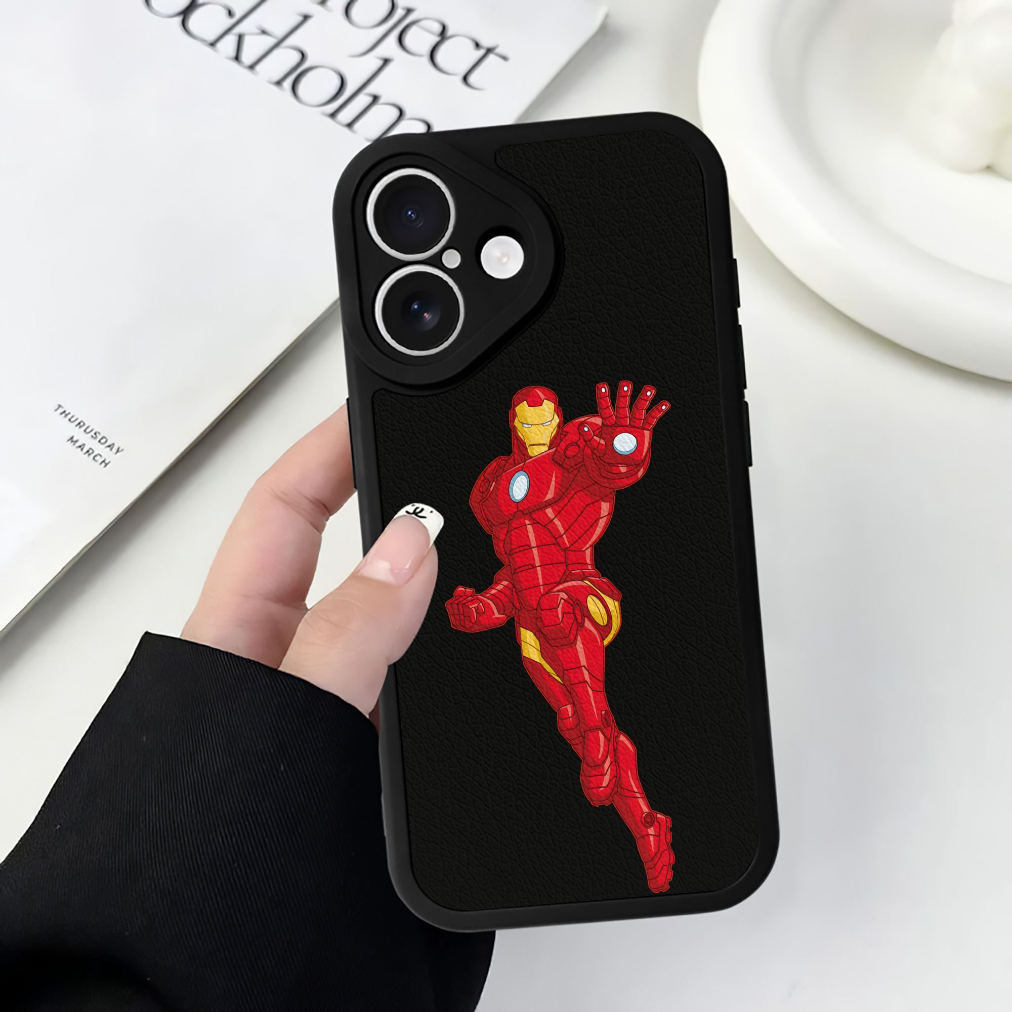 （画像用） アベンジャーズ The Avengers 【iPhone 16シリーズ対応】シリコンスマホケース（レザー調） 材質：シリコン